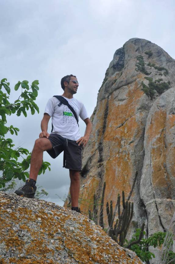 No alto da Galinha Choca, próxima ao seu 'rabo', em Quixadá, no sertão do Ceará